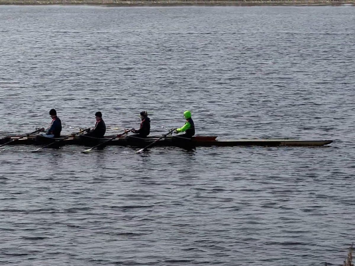 people rowing on a lake for weight loss exercise